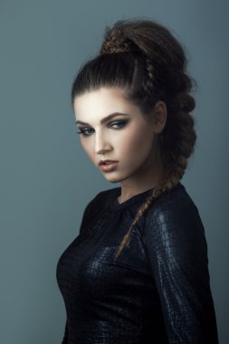 Cadılar Bayramı için yaratıcı makyajlı kız