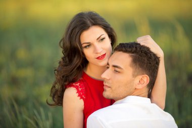 Mutlu genç çift kucaklama Park