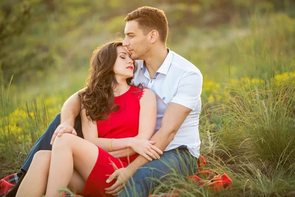 Mutlu genç çiftimiz parkta eğleniyor