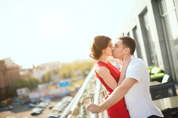 Felice giovane coppia abbraccia contro la vista della città — Foto Stock