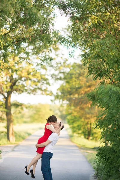 公園でキス幸せな若いカップル — ストック写真