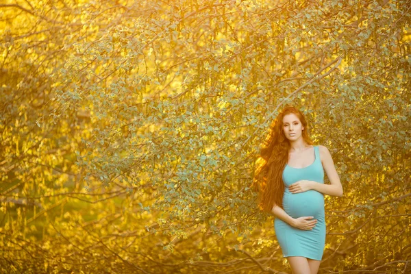 花园里漂亮的孕妇 — 图库照片