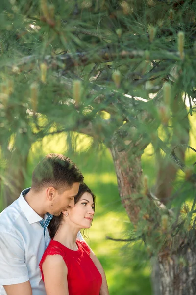 Happy young couple embrace in park — Stock Photo, Image