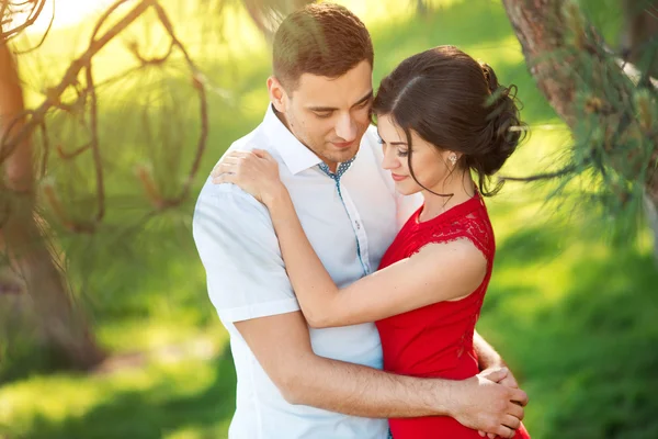 Feliz joven pareja abrazar en el parque — Foto de Stock