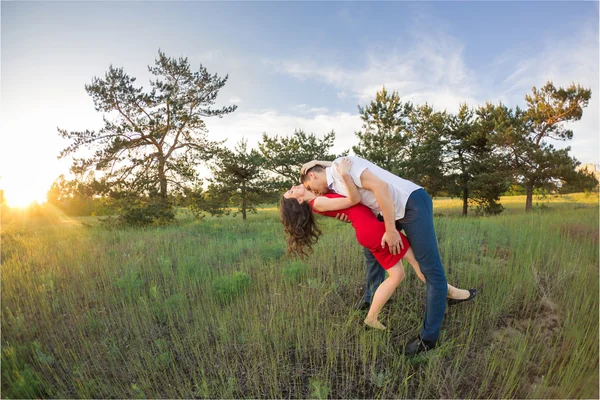 公園で幸せな若いカップルの抱擁 — ストック写真