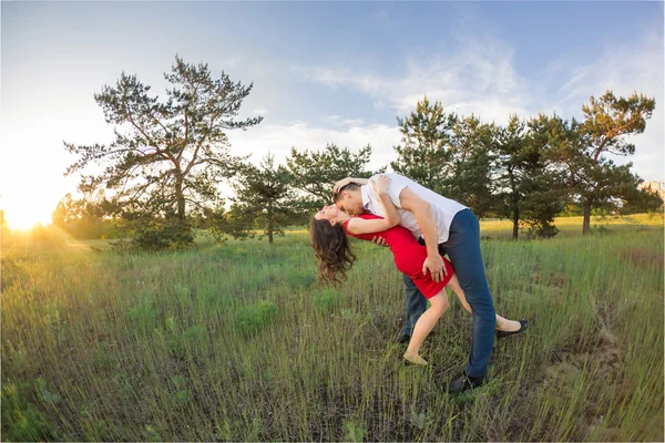 Feliz joven pareja abrazar en el parque — Foto de Stock