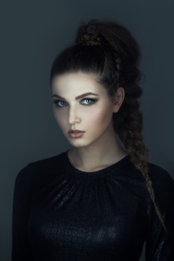 Cadılar Bayramı için yaratıcı makyajlı kız