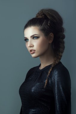 Cadılar Bayramı için yaratıcı makyajlı kız