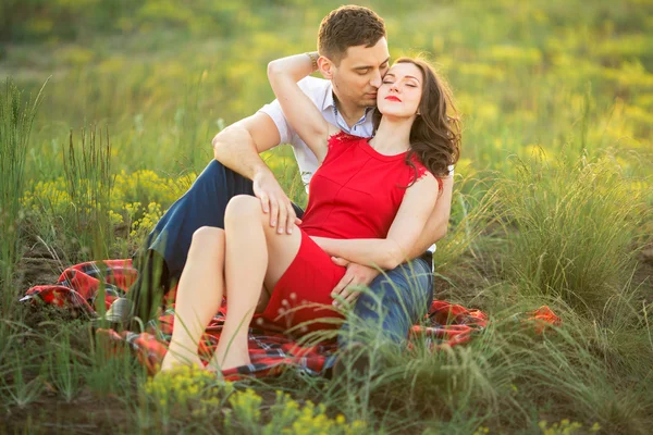 Feliz jovem casal se divertindo no parque — Fotografia de Stock