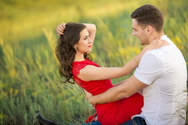 Felice giovane coppia abbraccio nel parco — Foto Stock