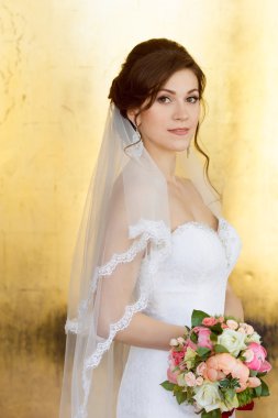 Altın bir duvara güzel gelin