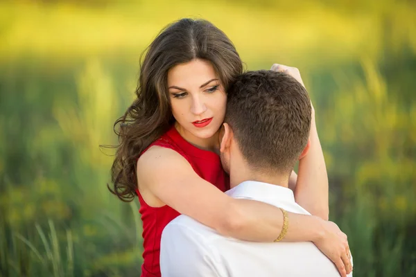 Feliz joven pareja abrazar en el parque — Foto de Stock