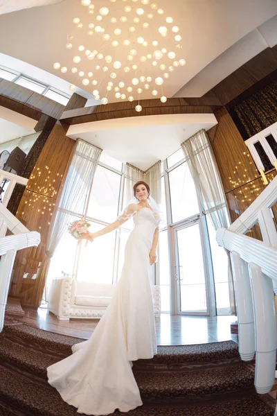 Büyük bir pencere kapalı karşı güzel gelin