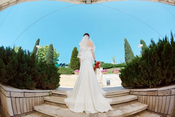 Gyönyörű szexi menyasszony, fehér ruhában pózol a street — Stock Fotó