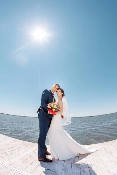 Pareja de boda joven en el muelle — Foto de Stock