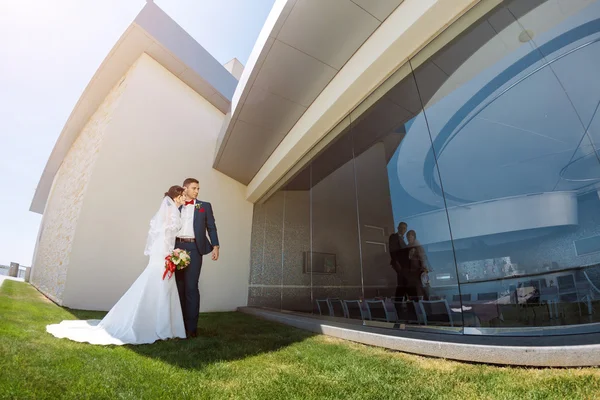 Pasangan pengantin muda berdiri di luar ruangan — Stok Foto