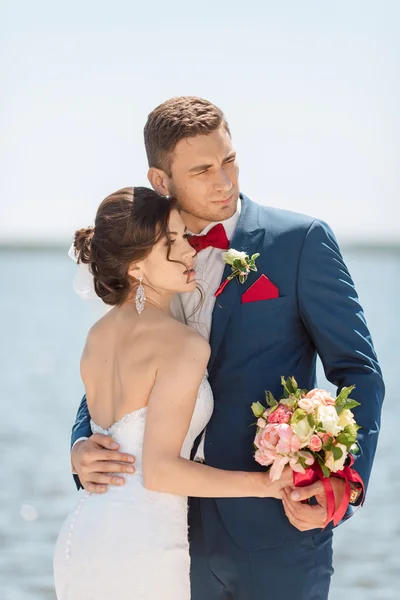 年轻的新婚夫妇在码头上 — 图库照片
