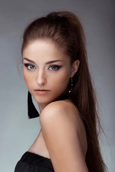 Porträt eines jungen schönen Mädchens. Modefoto — Stockfoto