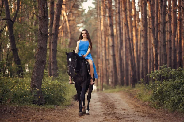 Beautiful woman riding horse in forest — Stock Photo, Image