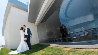 Açık havada duran genç Düğün çifti