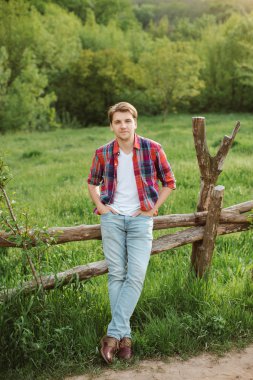 Yeşil doğa arka plan karşı yakışıklı adam