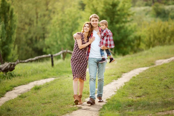 Passeio em família de verão — Fotografia de Stock