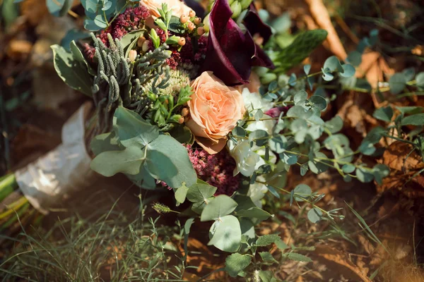 Brides Bouquet on Green Grass — Stock Photo, Image