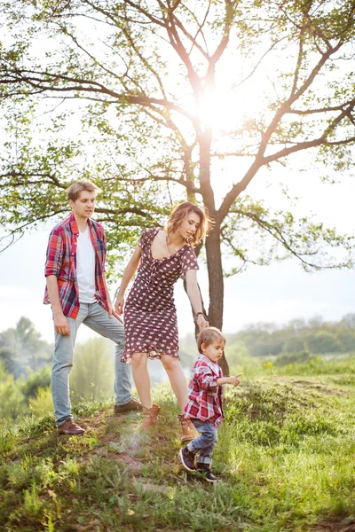 Família feliz na natureza — Fotografia de Stock