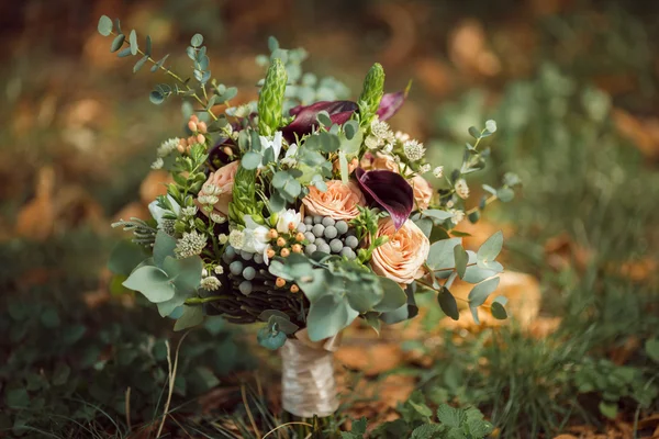 Bouquet di spose su erba verde — Foto Stock