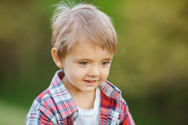 Feliz niño sonriente al aire libre — Foto de Stock