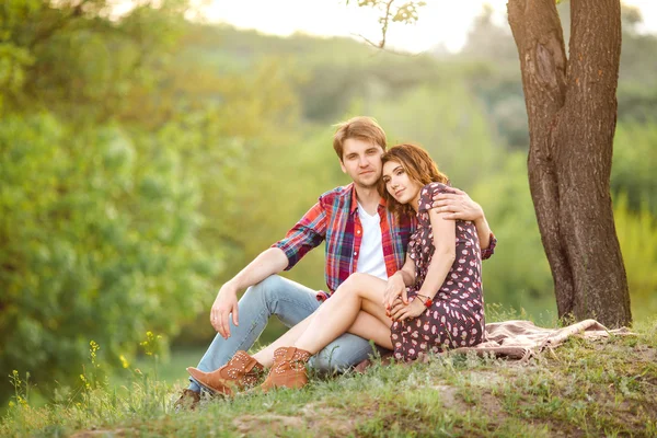 Casal amoroso em um prado — Fotografia de Stock