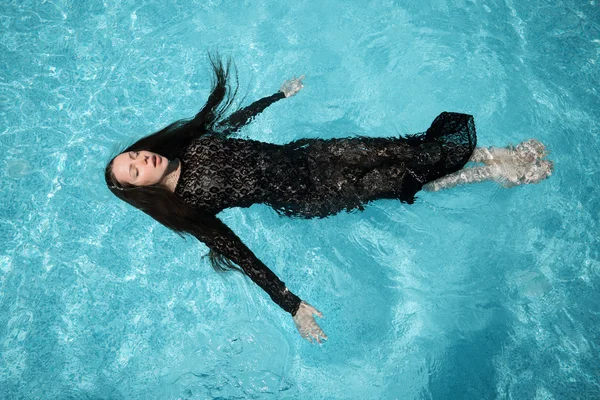 Sexy fille baigne dans la piscine — Photo