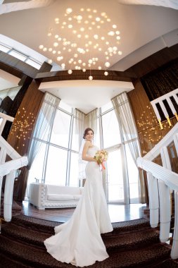 Büyük bir pencere kapalı karşı güzel gelin