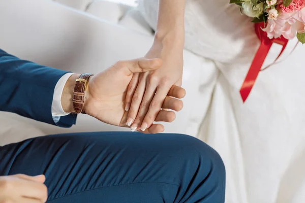 Dettagli del matrimonio. Mani di sposa e sposo — Foto Stock