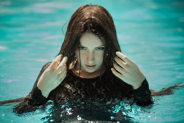 Mode fille vêtements dans l'eau — Photo