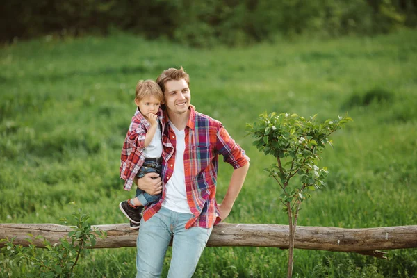 Bonito criança pequena ao ar livre com o pai — Fotografia de Stock