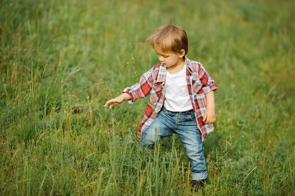 Feliz niño sonriente al aire libre — Foto de Stock