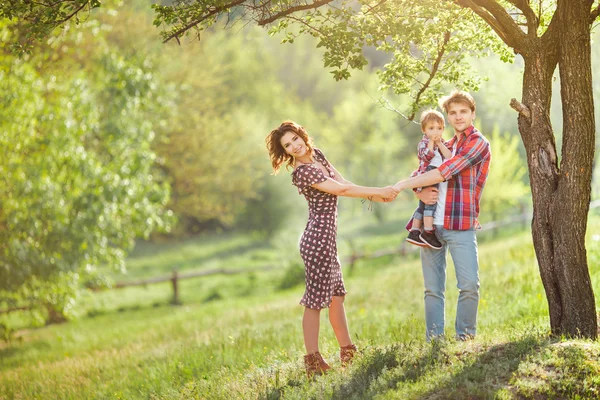 Família feliz na natureza — Fotografia de Stock