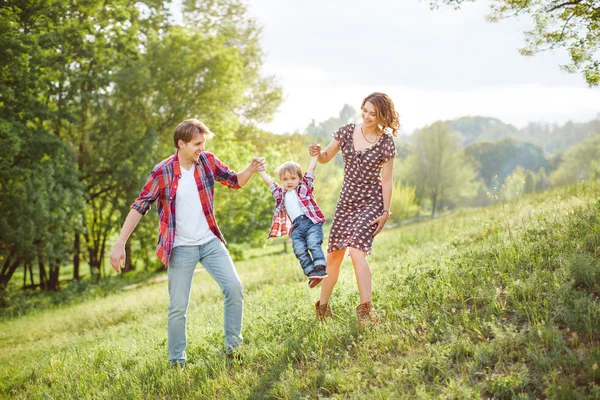 Mutlu aile doğa üzerinde oynama — Stok fotoğraf