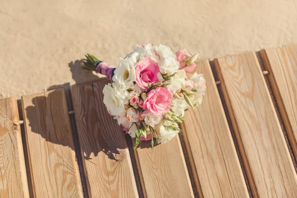 Bouquet da sposa sulla spiaggia tropicale — Foto Stock