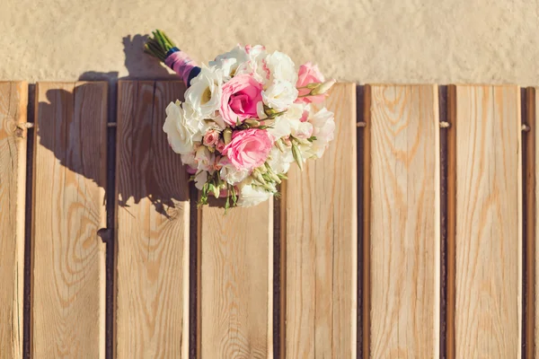 Bouquet da sposa sulla spiaggia tropicale — Foto Stock