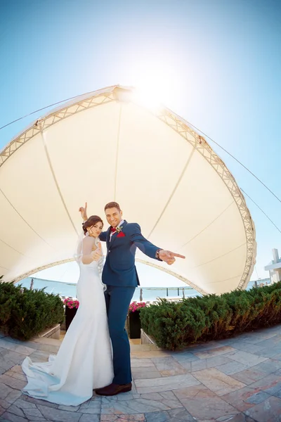 Boda joven pareja bailando al aire libre — Foto de Stock