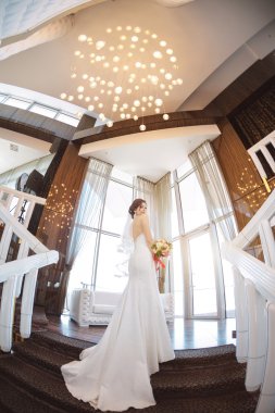 Büyük bir pencere kapalı karşı güzel gelin