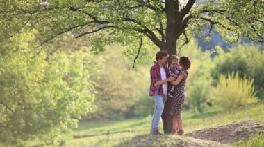 Doğada mutlu bir aile