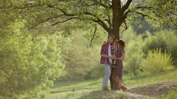 Glückliche Familie in der Natur — Stockvideo