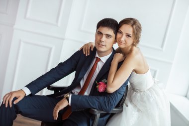 Gelin ve damat çok parlak oda içinde