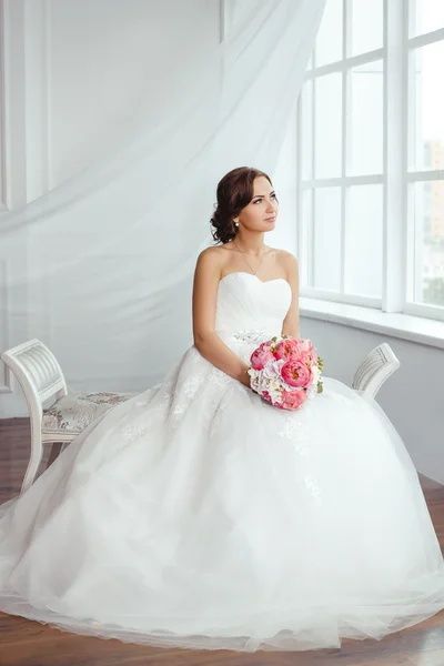 Die Braut. junge Frauen mit Hochzeitskleid in sehr hellem Raum, — Stockfoto