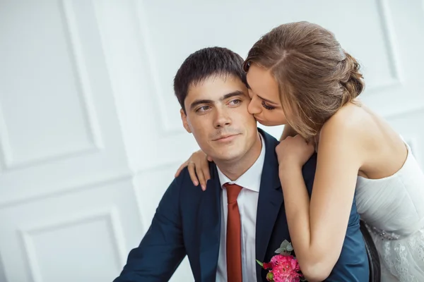 Novia y novio en habitación muy luminosa — Foto de Stock