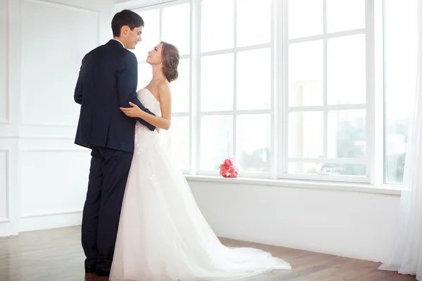 Bruid en bruidegom in zeer lichte kamer — Stockfoto