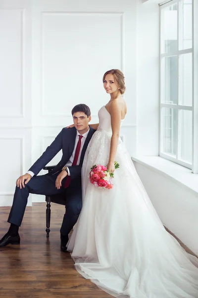 Braut und Bräutigam im sehr hellen Zimmer — Stockfoto